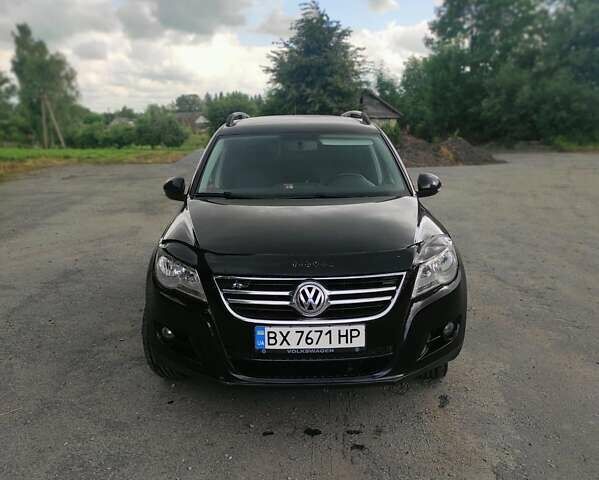 Черный Фольксваген Тигуан, объемом двигателя 2 л и пробегом 269 тыс. км за 12300 $, фото 1 на Automoto.ua