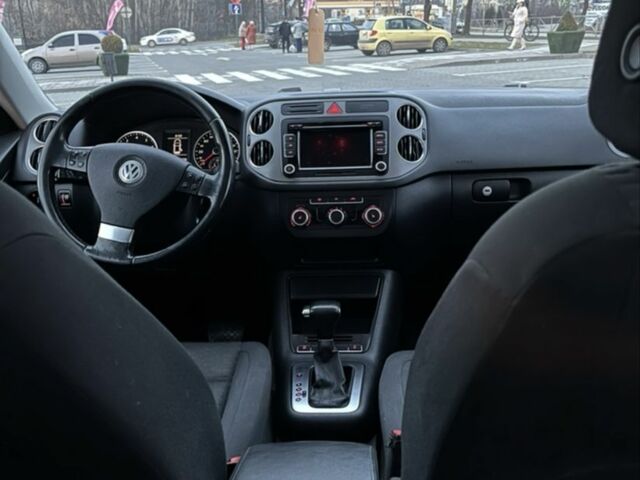 Чорний Фольксваген Тігуан, об'ємом двигуна 2 л та пробігом 250 тис. км за 8500 $, фото 7 на Automoto.ua