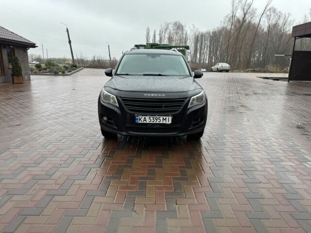 Черный Фольксваген Тигуан, объемом двигателя 2 л и пробегом 285 тыс. км за 13400 $, фото 1 на Automoto.ua