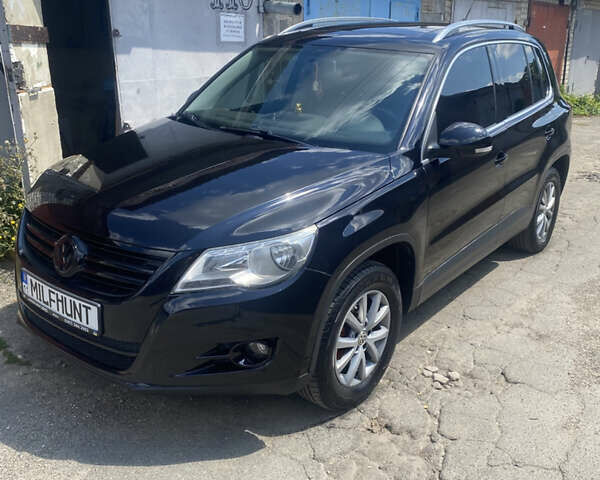 Черный Фольксваген Тигуан, объемом двигателя 2 л и пробегом 158 тыс. км за 10800 $, фото 2 на Automoto.ua