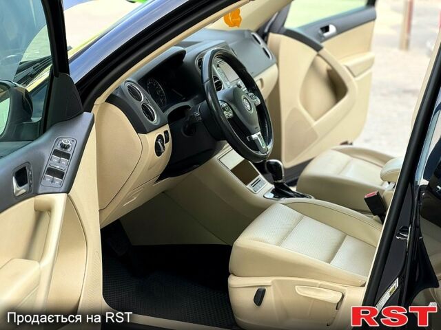 Черный Фольксваген Тигуан, объемом двигателя 2 л и пробегом 283 тыс. км за 9500 $, фото 1 на Automoto.ua