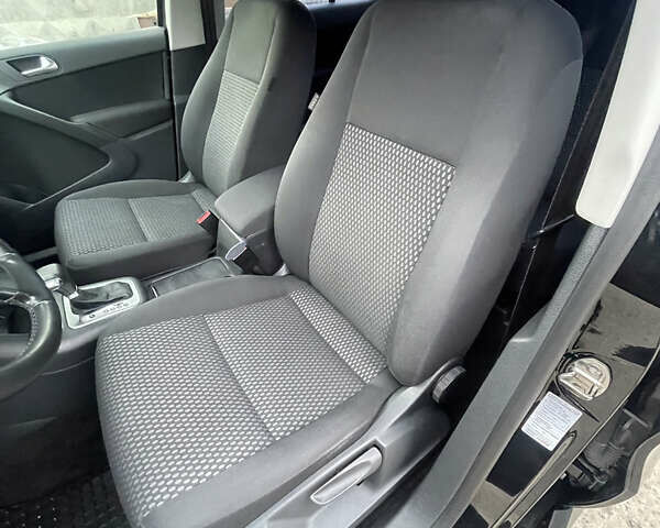 Чорний Фольксваген Тігуан, об'ємом двигуна 2 л та пробігом 157 тис. км за 9300 $, фото 12 на Automoto.ua