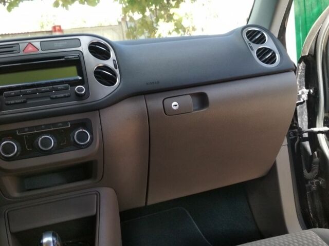 Черный Фольксваген Тигуан, объемом двигателя 2 л и пробегом 198 тыс. км за 9390 $, фото 6 на Automoto.ua