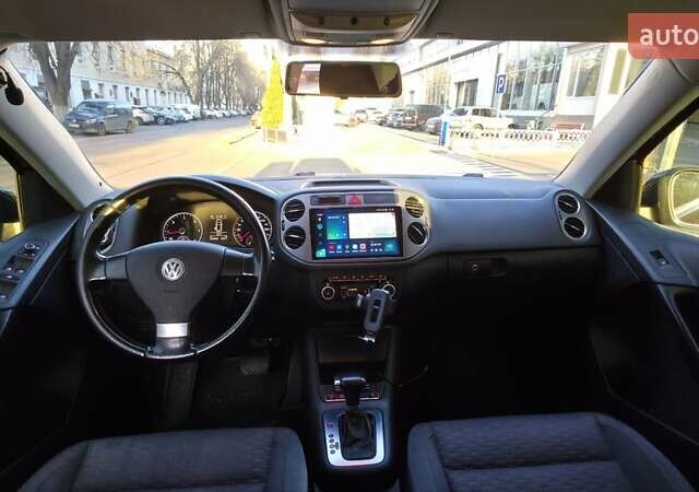 Чорний Фольксваген Тігуан, об'ємом двигуна 1.97 л та пробігом 148 тис. км за 13500 $, фото 5 на Automoto.ua