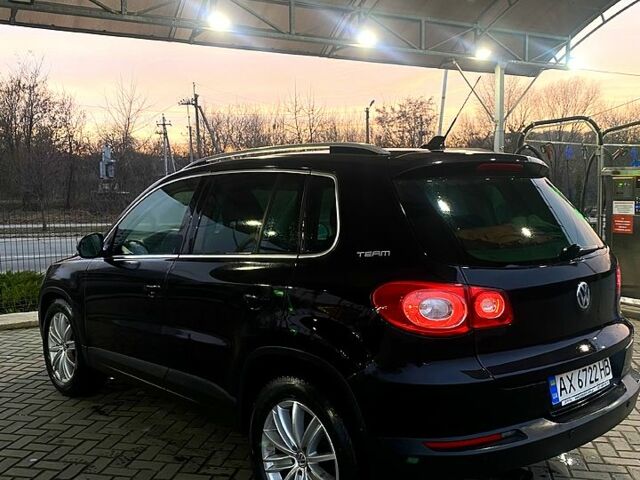 Черный Фольксваген Тигуан, объемом двигателя 2 л и пробегом 212 тыс. км за 11000 $, фото 1 на Automoto.ua