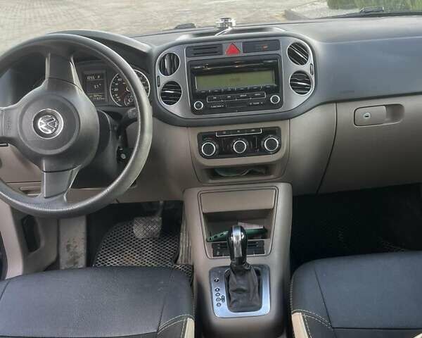 Черный Фольксваген Тигуан, объемом двигателя 2 л и пробегом 180 тыс. км за 8200 $, фото 4 на Automoto.ua