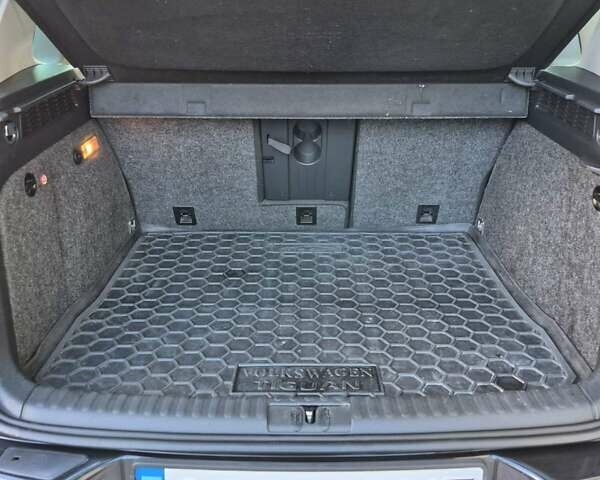 Чорний Фольксваген Тігуан, об'ємом двигуна 2 л та пробігом 218 тис. км за 9300 $, фото 6 на Automoto.ua