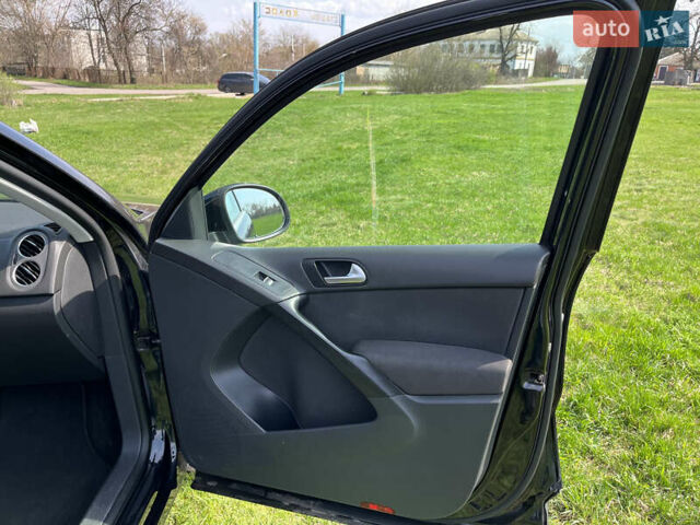 Чорний Фольксваген Тігуан, об'ємом двигуна 2 л та пробігом 260 тис. км за 13000 $, фото 6 на Automoto.ua