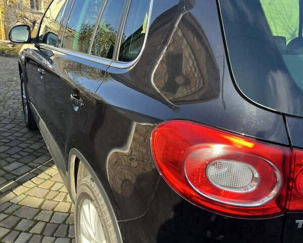 Чорний Фольксваген Тігуан, об'ємом двигуна 2 л та пробігом 170 тис. км за 13900 $, фото 4 на Automoto.ua