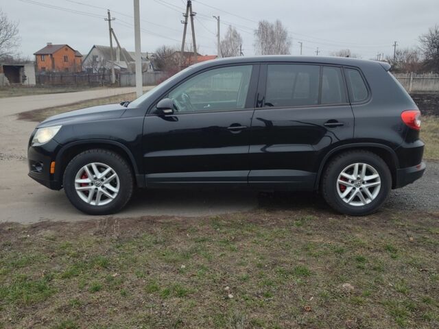 Черный Фольксваген Тигуан, объемом двигателя 2 л и пробегом 198 тыс. км за 9390 $, фото 2 на Automoto.ua