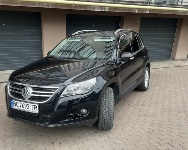 Черный Фольксваген Тигуан, объемом двигателя 2 л и пробегом 317 тыс. км за 10900 $, фото 1 на Automoto.ua
