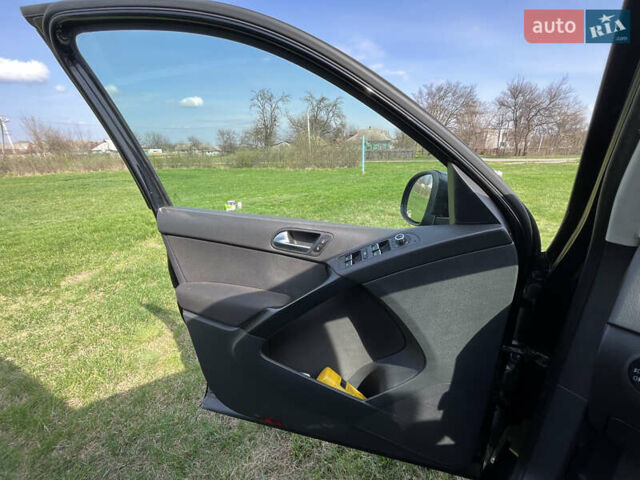 Чорний Фольксваген Тігуан, об'ємом двигуна 2 л та пробігом 260 тис. км за 13000 $, фото 16 на Automoto.ua