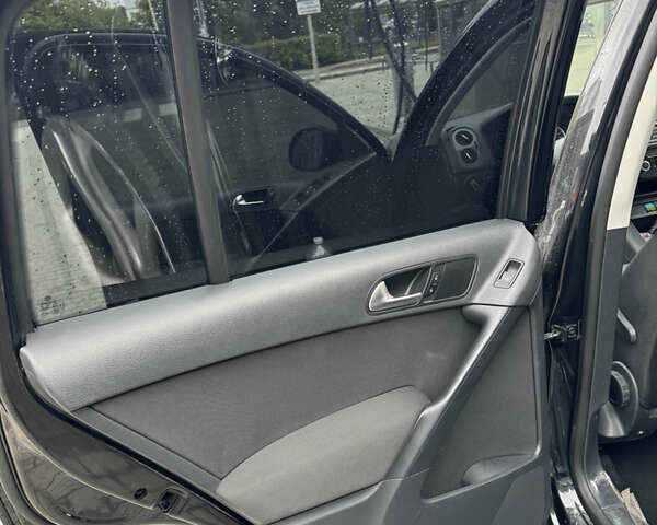 Черный Фольксваген Тигуан, объемом двигателя 1.98 л и пробегом 186 тыс. км за 11000 $, фото 20 на Automoto.ua