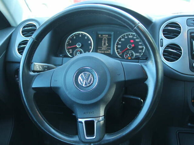 Черный Фольксваген Тигуан, объемом двигателя 2 л и пробегом 238 тыс. км за 10000 $, фото 7 на Automoto.ua