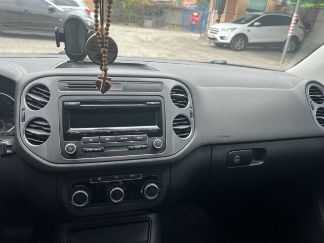 Черный Фольксваген Тигуан, объемом двигателя 2 л и пробегом 215 тыс. км за 10300 $, фото 8 на Automoto.ua