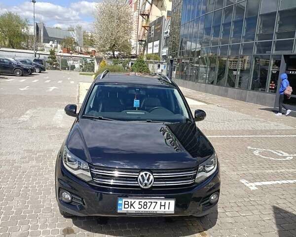 Черный Фольксваген Тигуан, объемом двигателя 2 л и пробегом 259 тыс. км за 11900 $, фото 1 на Automoto.ua