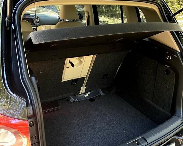 Черный Фольксваген Тигуан, объемом двигателя 2 л и пробегом 250 тыс. км за 12000 $, фото 2 на Automoto.ua