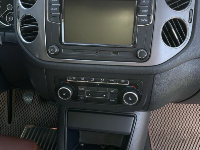 Чорний Фольксваген Тігуан, об'ємом двигуна 2 л та пробігом 230 тис. км за 13000 $, фото 16 на Automoto.ua