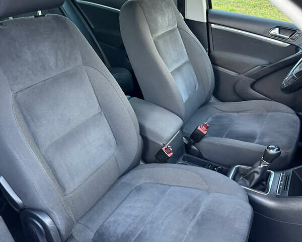 Черный Фольксваген Тигуан, объемом двигателя 1.97 л и пробегом 182 тыс. км за 14000 $, фото 23 на Automoto.ua