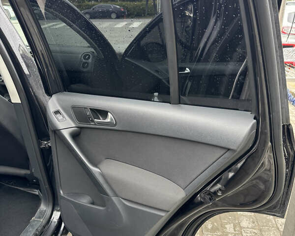 Черный Фольксваген Тигуан, объемом двигателя 1.98 л и пробегом 186 тыс. км за 11000 $, фото 26 на Automoto.ua