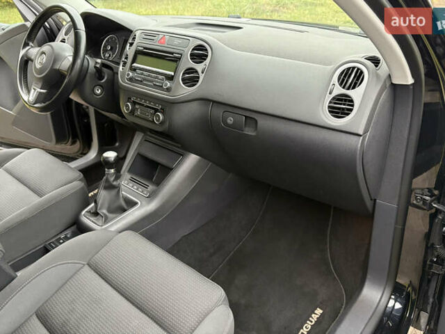 Черный Фольксваген Тигуан, объемом двигателя 1.39 л и пробегом 213 тыс. км за 9399 $, фото 31 на Automoto.ua