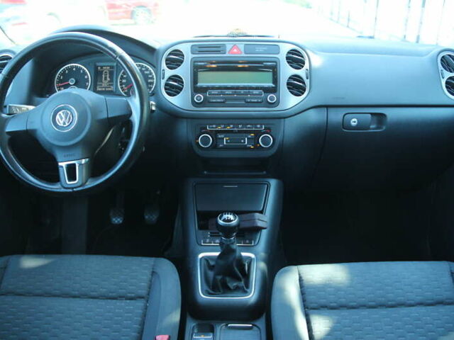 Черный Фольксваген Тигуан, объемом двигателя 2 л и пробегом 238 тыс. км за 10000 $, фото 5 на Automoto.ua