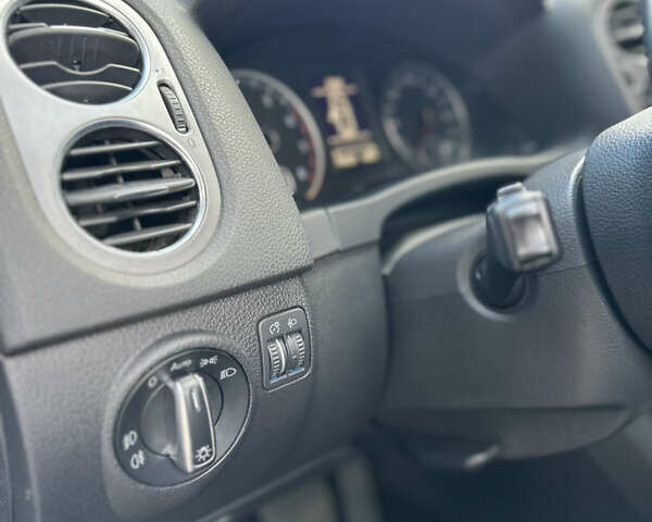 Черный Фольксваген Тигуан, объемом двигателя 1.98 л и пробегом 210 тыс. км за 12000 $, фото 18 на Automoto.ua