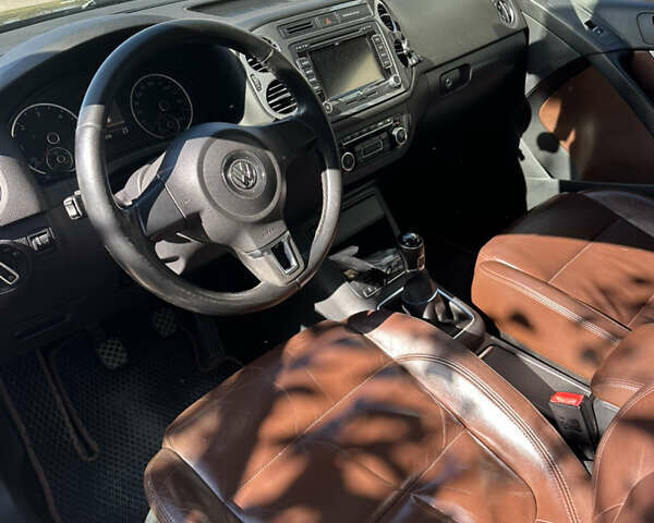 Чорний Фольксваген Тігуан, об'ємом двигуна 1.97 л та пробігом 231 тис. км за 15000 $, фото 2 на Automoto.ua