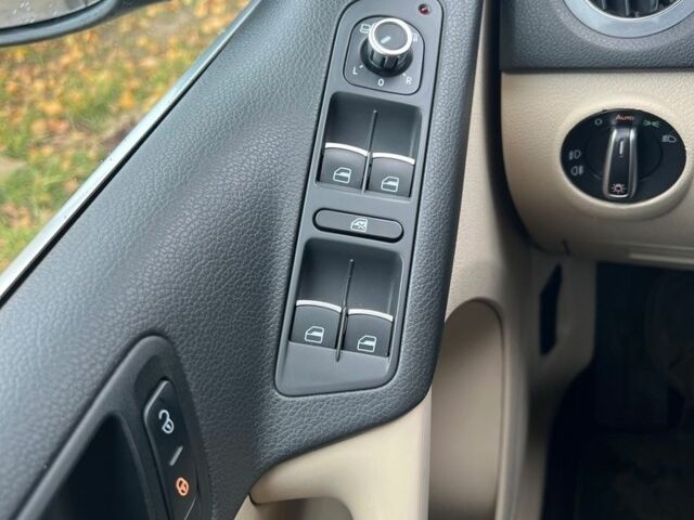 Чорний Фольксваген Тігуан, об'ємом двигуна 2 л та пробігом 160 тис. км за 7800 $, фото 10 на Automoto.ua