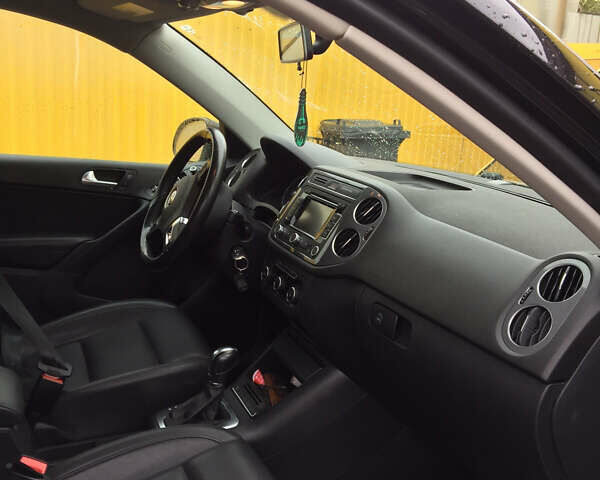 Черный Фольксваген Тигуан, объемом двигателя 2 л и пробегом 130 тыс. км за 13300 $, фото 7 на Automoto.ua