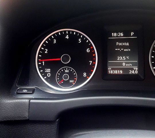 Чорний Фольксваген Тігуан, об'ємом двигуна 2 л та пробігом 183 тис. км за 12500 $, фото 6 на Automoto.ua