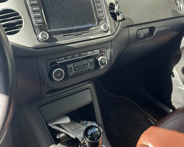 Чорний Фольксваген Тігуан, об'ємом двигуна 1.97 л та пробігом 231 тис. км за 15000 $, фото 4 на Automoto.ua