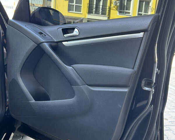 Чорний Фольксваген Тігуан, об'ємом двигуна 1.97 л та пробігом 185 тис. км за 15400 $, фото 9 на Automoto.ua