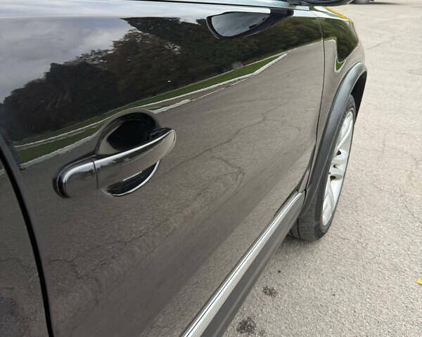 Чорний Фольксваген Тігуан, об'ємом двигуна 2 л та пробігом 200 тис. км за 12900 $, фото 4 на Automoto.ua