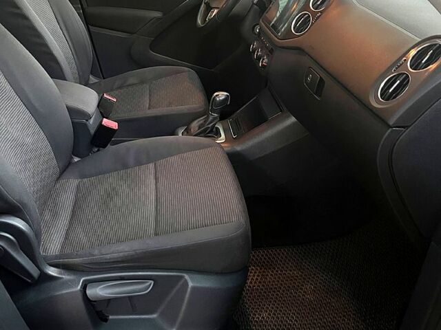 Чорний Фольксваген Тігуан, об'ємом двигуна 2 л та пробігом 261 тис. км за 13000 $, фото 5 на Automoto.ua