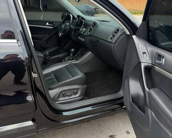 Чорний Фольксваген Тігуан, об'ємом двигуна 2 л та пробігом 200 тис. км за 12900 $, фото 5 на Automoto.ua