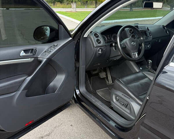 Чорний Фольксваген Тігуан, об'ємом двигуна 2 л та пробігом 200 тис. км за 12900 $, фото 12 на Automoto.ua