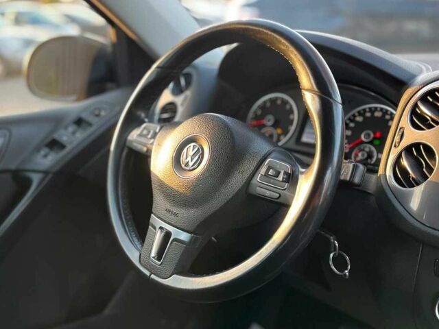 Чорний Фольксваген Тігуан, об'ємом двигуна 2 л та пробігом 200 тис. км за 10999 $, фото 17 на Automoto.ua