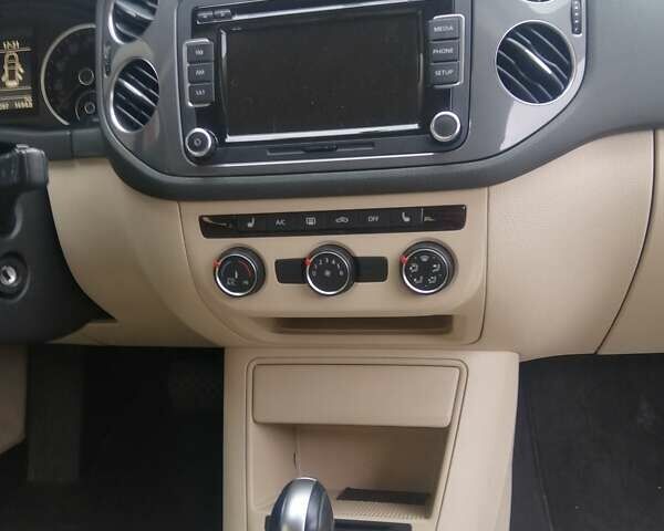 Чорний Фольксваген Тігуан, об'ємом двигуна 2 л та пробігом 99 тис. км за 15000 $, фото 12 на Automoto.ua