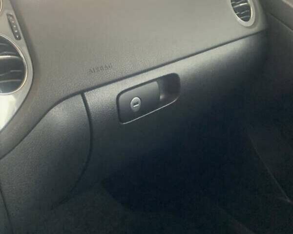 Чорний Фольксваген Тігуан, об'ємом двигуна 1.98 л та пробігом 180 тис. км за 14000 $, фото 4 на Automoto.ua