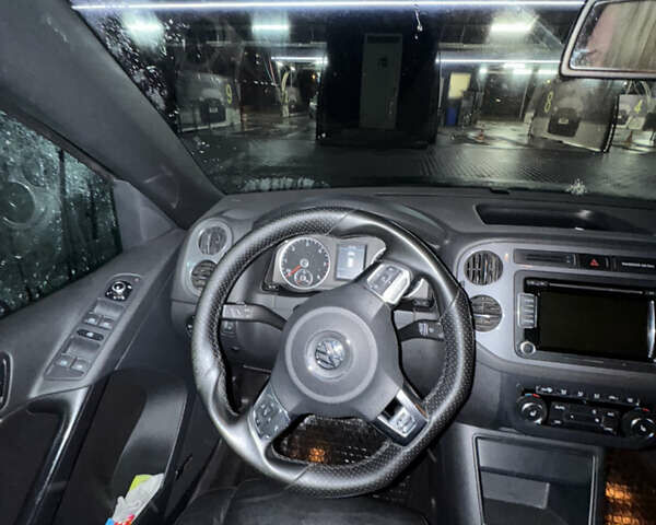 Чорний Фольксваген Тігуан, об'ємом двигуна 2 л та пробігом 291 тис. км за 17000 $, фото 5 на Automoto.ua