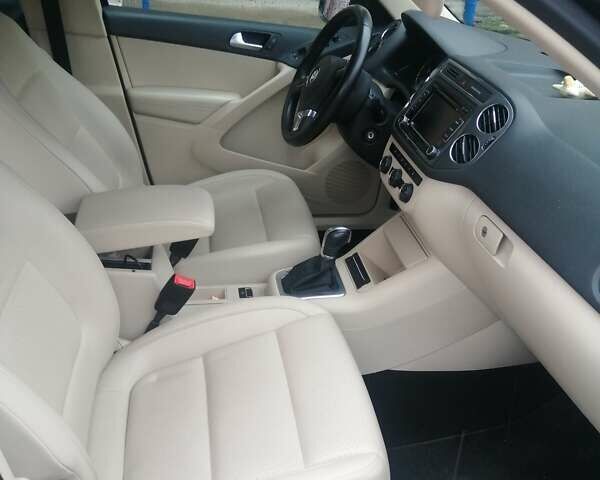 Чорний Фольксваген Тігуан, об'ємом двигуна 2 л та пробігом 99 тис. км за 15000 $, фото 2 на Automoto.ua