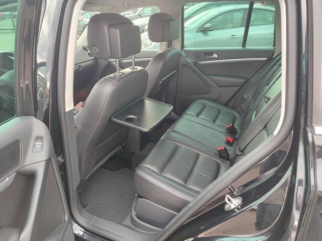 Чорний Фольксваген Тігуан, об'ємом двигуна 2 л та пробігом 150 тис. км за 18799 $, фото 6 на Automoto.ua