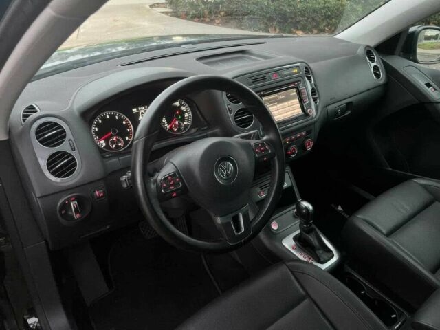 Черный Фольксваген Тигуан, объемом двигателя 2 л и пробегом 84 тыс. км за 2200 $, фото 8 на Automoto.ua