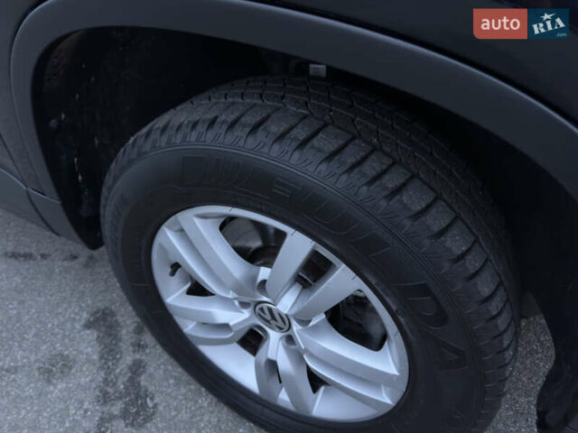 Черный Фольксваген Тигуан, объемом двигателя 1.98 л и пробегом 180 тыс. км за 11800 $, фото 56 на Automoto.ua