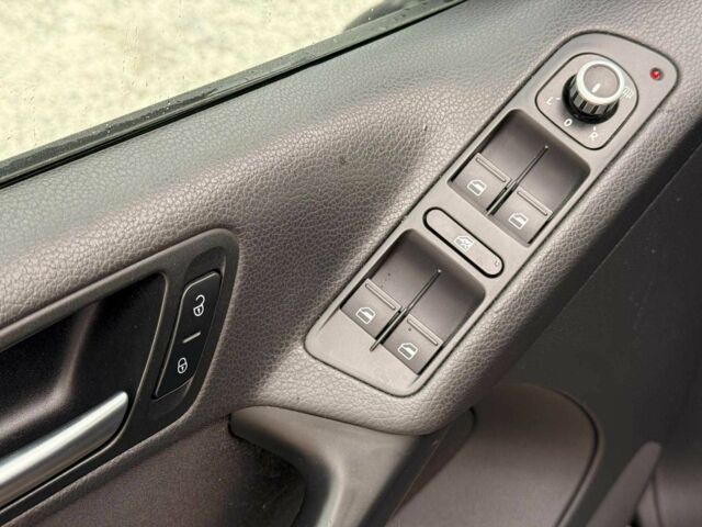 Черный Фольксваген Тигуан, объемом двигателя 2 л и пробегом 153 тыс. км за 10940 $, фото 13 на Automoto.ua