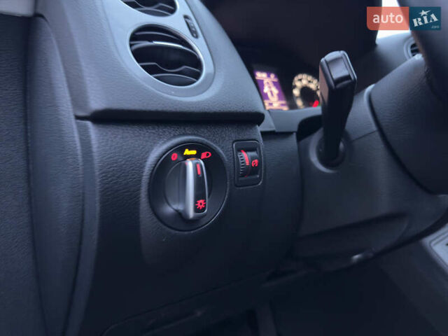 Черный Фольксваген Тигуан, объемом двигателя 1.98 л и пробегом 180 тыс. км за 11800 $, фото 32 на Automoto.ua