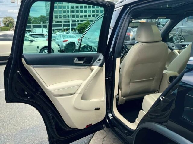 Черный Фольксваген Тигуан, объемом двигателя 2 л и пробегом 79 тыс. км за 2300 $, фото 9 на Automoto.ua