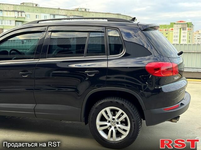 Чорний Фольксваген Тігуан, об'ємом двигуна 2 л та пробігом 184 тис. км за 12450 $, фото 2 на Automoto.ua