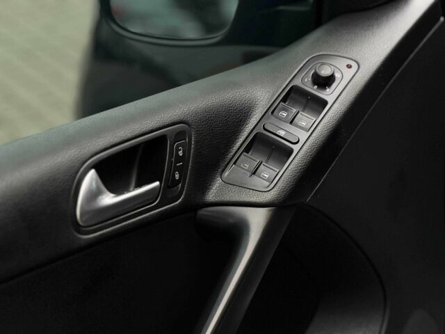 Чорний Фольксваген Тігуан, об'ємом двигуна 2 л та пробігом 176 тис. км за 14500 $, фото 6 на Automoto.ua